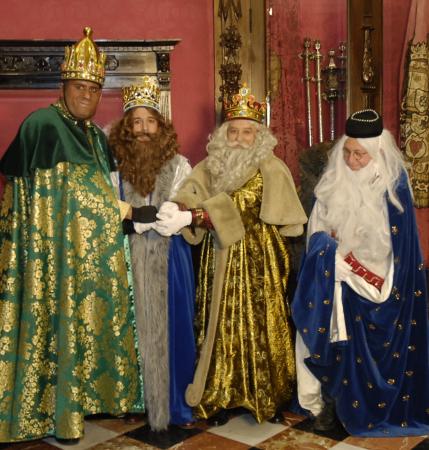 &copy;Ayto.Granada: SUS MAJESTADES DE ORIENTE RECORREN LAS PRINCIPALES CALLES DE LA CIUDAD DE GRANADA REPARTIENDO 15.000 KILOS DE CARAMELOS EN LA NOCHE M�S M�GICA DEL A�O